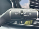 【オートライト(AUTO)】外の明るさをシステムが感知して、自動でヘッドライトが点灯します。ヘッドライトをつけ忘れを防ぐ便利機能です。