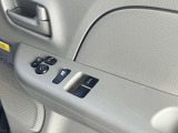 フロントドアはパワーウインドーです。ドアミラーは電動格納ミラーです。