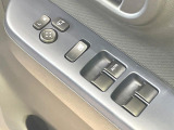 【電動格納ミラー】サイドミラーは電動格納式となっており、狭い駐車場でもキズがつくリスクを抑えられます。