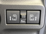 【両側パワースライドドア】スマートキーや運転席のスイッチで後席両側スライドドアの開閉が可能♪電動だから力を入れてドアを開ける必要が無く、小さなお子様でも簡単に開け閉めでき快適です♪