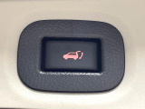 【パワーバックドア】スマートキーや運転席のボタンを押すだけでリアゲートが自動で開閉します!荷物を持っている時や、高い位置にあるバックドアを閉める際に便利な機能です♪