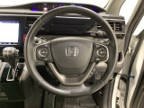 ハンドルにHondaセンシング系のクルーズコントロールやレーンキープアシストなどのスイッチと、オーディオの操作スイッチが装備されています。ハンドルから手を離さず安全に操作できます。