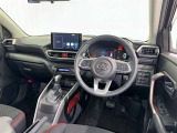 運転席まわりです。 各操作スイッチは使いやすい位置に配置されてます。