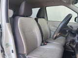 運転席まわりには十分なスペースがあり、大柄な方でもゆったり運転していただける環境です。