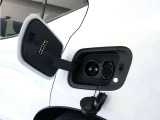 急速充電は、商業施設など外出先の公共の充電ステーションでご利用いただけます。CHAdeMO規格に準拠した150kWの急速充電器を使用した場合、充電率10%から80%まで、約32分で充電できます。