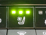 【シートヒーター&ベンチレーション】夏場は涼しい風でお尻や背中の熱やムレを防ぎ、冬はエアコンよりも早く温まってポカポカに!季節を問わず快適に過ごせます。