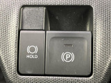 【電動パーキングブレーキ】パーキングブレーキは便利な電動式!ボタン一つで操作でき、アクセルを踏めば自動で解除されます♪レバーやペダルが無いので運転席廻りもすっきりしますね♪