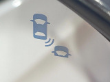 【ブラインドスポットインフォメーション】走行中、ドアミラーの死角になりやすい箇所に後続車が接近するとサイドミラー付近に警告を表示、ドライバーに注意喚起をしてくれます。