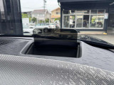 運転席の目の前に現れるヘッドアップディスプレイ。全モデルに標準装備となったヘッドアップディスプレイ。ドライビングに必要なコンテンツを運転手の視界上に映し出しサポートします。
