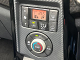 【オートエアコン】一度お好みの温度に設定すれば、車内の温度を検知し風量や温度を自動で調整。暑い&hellip;寒い&hellip;と何度もスイッチ操作をする必要はありません。快適な車内空間には必須の機能ですね♪