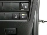 オートマチックハイビーム装備です。先行車や対向車のライトを認識し、ハイビームとロービームを自動で切り替える機能です。夜道の視界を確保します。詳細は販売店スタッフまでおたずねください。