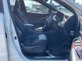 【運転席】座り心地が良いシートなので長時間の運転でも快適にお過ごしいただけます。新品のフロアマットのご注文も可能です。掲載箇所以外にご希望の写真がございましたらお気軽にお問い合わせ下さい。