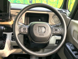 インテリアに合わせたデザインのステアリングは、運転される方のことも考え、運転しやすい形状、大きさです。是非一度、実際に触ってお確かめください。