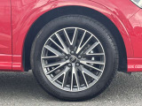 Audiは多様なホイールデザインを提供しており、スポークの形状やサイズ、仕上げ(ポリッシュド、マット、ブラックなど)によって選択肢が豊富です。