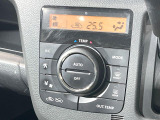 【オートエアコン】一度お好みの温度に設定すれば、車内の温度を検知し風量や温度を自動で調整。暑い&hellip;寒い&hellip;と何度もスイッチ操作をする必要はありません。快適な車内空間には必須の機能ですね♪