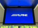 【後席モニター】家族や友人とお出かけする機会が多い方に大人気の後席モニターを装備!見やすい位置に画面がありテレビやDVDの視聴も快適!友達もお子様も、後席にしか乗らなくなるかも??