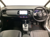車内は光触媒抗菌消臭施工済です。スタイリッシュなデザインでスポーティなインパネ周りを演出します。グローブボックスやカップホルダーのほかにトレーなどたくさんの収納スペースが付いています。