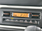 【オートエアコン】一度お好みの温度に設定すれば、車内の温度を検知し風量や温度を自動で調整。暑い&hellip;寒い&hellip;と何度もスイッチ操作をする必要はありません。快適な車内空間には必須の機能ですね♪