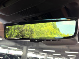 【スマートリヤビューミラー】後席の大きな荷物や同乗者で後方が確認しづらい時でも安心!カメラが撮影した車両後方の映像をルームミラー内に表示。クリアな視界で状況の確認が可能です!