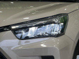 【LEDヘッドライト】悪天候や夜間走行時も良好な視界を確保し安心して運転できる高輝度LEDヘッドライトを装備!点灯速度が早く、消費電力も抑えられています。