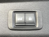 【パワーバックドア】スマートキーや運転席のボタンを押すだけでリアゲートが自動で開閉します!荷物を持っている時や、高い位置にあるバックドアを閉める際に便利な機能です♪