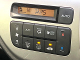【オートエアコン】一度お好みの温度に設定すれば、車内の温度を検知し風量や温度を自動で調整。暑い&hellip;寒い&hellip;と何度もスイッチ操作をする必要はありません。快適な車内空間には必須の機能ですね♪
