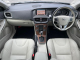 いまは生産終了となった大人気コンパクトカーV40のT3モデル!!上位グレードには本革シートや高音質スピーカー等快適装備が盛り沢山♪安全で快適なドライブが出来ますね♪