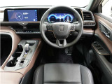 メーター・操作機器を水平に集約して、運転中の視線移動や動作を最小化して迷うことなく直感的に運転できる空間です。