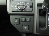 運転席と助手席にはヒートシーターが付いていて、冬の寒い日でも快適に座れます。便利な12V電源ソケットとUSBポートが付いているので、スマホのバッテリーやナビ機能を便利に使えるようにしてくれます。