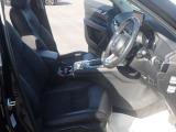 運転席はまっすぐな姿勢でシートに座り、足を自然に伸ばして操作できる位置各ペダルを配するという理想的なレイアウトを実現しています!ぜひ一度MAZDAのドライビングポジションをご体感ください。