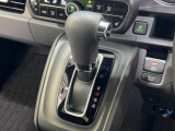 インパネシフトだから視線の移動も少なく足元もスッキリ♪運転席もゆったりしているのでゆとりを持ってドライブできますね!
