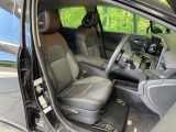 運転席まわりには十分なスペースがあり、大柄な方でもゆったり運転していただける環境です。