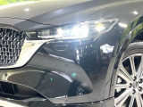 【LEDヘッドライト】悪天候や夜間走行時も良好な視界を確保し安心して運転できる高輝度LEDヘッドライトを装備!点灯速度が早く、消費電力も抑えられています。