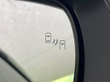 【ブラインドスポットモニター】走行中、ドアミラーの死角になりやすい箇所に後続車が接近するとサイドミラーのレンズに警告を表示!ドライバーに注意喚起をしてくれます。