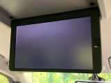 【後席モニター】家族や友人とお出かけする機会が多い方に大人気の後席モニターを装備!見やすい位置に画面がありテレビやDVDの視聴も快適!友達もお子様も、後席にしか乗らなくなるかも??