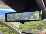 【インテリジェントルームミラー】後席の大きな荷物や同乗者で後方が確認しづらい時でも安心!カメラが撮影した車両後方の映像をルームミラー内に表示。クリアな視界で状況の確認が可能です!