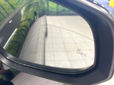 【ブラインドスポットモニター】走行中、ドアミラーの死角になりやすい箇所に後続車が接近するとサイドミラーのレンズに警告を表示!ドライバーに注意喚起をしてくれます。