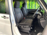 運転席まわりには十分なスペースがあり、大柄な方でもゆったり運転していただける環境です。