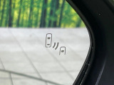 【ブラインドスポットモニター】走行中、ドアミラーの死角になりやすい箇所に後続車が接近するとサイドミラーのレンズに警告を表示!ドライバーに注意喚起をしてくれます。