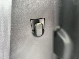 荷室にも便利なショッピングフックがあります。