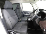 ゆったり室内で運転もしやすいです♪使い勝手の良い配置も考えられています!!