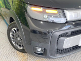 【LEDヘッドライト】悪天候や夜間走行時も良好な視界を確保し安心して運転できる高輝度LEDヘッドライトを装備!点灯速度が早く、消費電力も抑えられています。