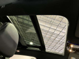 パノラミックルーフで明るい車内と開放感あるドライブをお楽しみいただけます。