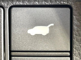 【パワーバックドア】スマートキーや運転席のボタンを押すだけでリアゲートが自動で開閉します!荷物を持っている時や、高い位置にあるバックドアを閉める際に便利な機能です♪