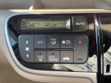 【オートエアコン】一度お好みの温度に設定すれば、車内の温度を検知し風量や温度を自動で調整。暑い&hellip;寒い&hellip;と何度もスイッチ操作をする必要はありません。快適な車内空間には必須の機能ですね♪
