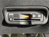 【ETC】有料道路を利用する際に料金所で停止することなく通過できる、ETC車載器(ノンストップ自動料金収受システム機器)が装備されています。セットアップを行うことで利用可能になります。