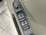 【電動格納ミラー】サイドミラーは電動格納式となっており、狭い駐車場でもキズがつくリスクを抑えられます。