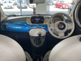 ブルー&times;アイボリーのツートンパネルが爽やかで、限定車ならではの個性を演出。