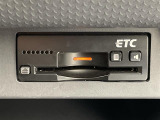 【ETC】有料道路を利用する際に料金所で停止することなく通過できる、ETC車載器(ノンストップ自動料金収受システム機器)が装備されています。セットアップを行うことで利用可能になります。