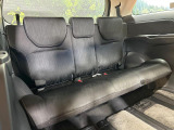 床下収納式のサードシートです。座席部分をコンパクトに収納でき、広大な荷室スペースとしてお使いいただけます!乗車人数や荷物の量など利用シーンに合わせて3列目を有効活用でき、とっても便利♪